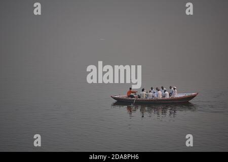 Varanasi, Indien, Januar 2008. Luftaufnahme eines Ruderbootes voller Pilger auf dem Ganges. Stockfoto