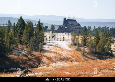 Wyoming, USA - 23. September 2020: Blick auf die Old Faithful Lodge, ein historisches Gebäude im Yellowstone Nationalpark Stockfoto