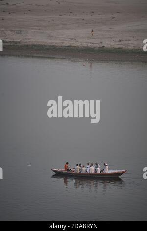 Varanasi, Indien, Januar 2008. Luftaufnahme eines Ruderbootes voller Pilger auf dem Ganges. Stockfoto