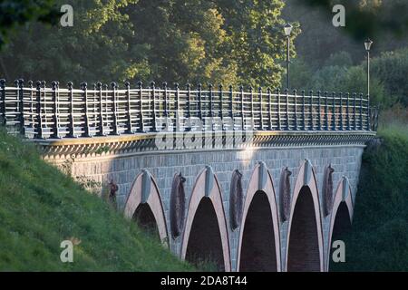 Alte Eisenbahnbrücke über den Fluss Boruja in Bytow, Polen. 18. September 2020 © Wojciech Strozyk / Alamy Stock Photo *** Ortsüberschrift *** Stockfoto