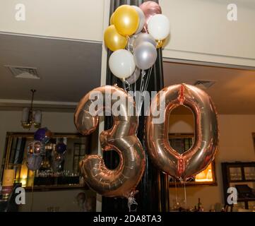 Goldene Zahl 30 dreißig aus aufblasbaren Luftballons Stockfoto