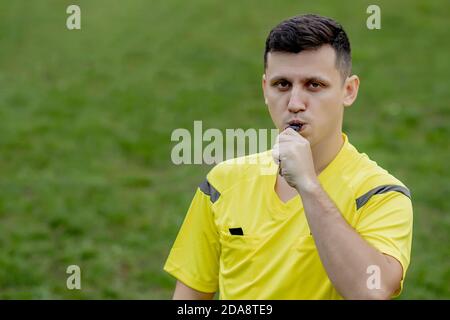 Porträt des Schiedsrichters. Konzept des Sports, Regelverletzung, abseits. Stockfoto
