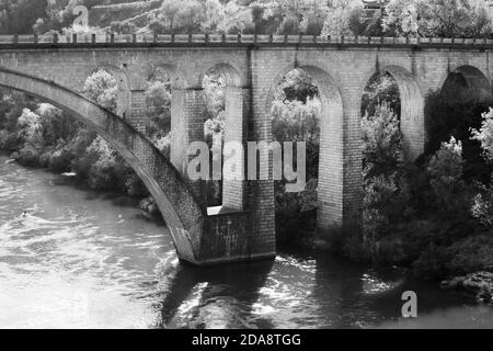 Pinhao, Portugal - Oktober 17: Blick auf die Brücke von Pinhão, die auf einer Biegung des Rio Douro liegt, ca. 25 km flussaufwärts von Peso da Régua in Portugal am Oktober Stockfoto