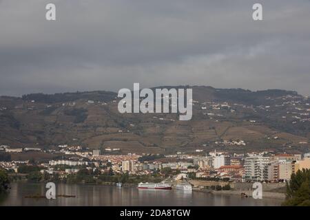 Pinhao, Portugal - Oktober 17: Blick auf die Brücke von Pinhão, die auf einer Biegung des Rio Douro liegt, ca. 25 km flussaufwärts von Peso da Régua in Portugal am Oktober Stockfoto