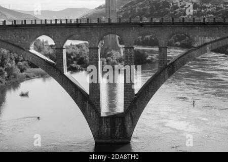 Pinhao, Portugal - Oktober 17: Blick auf die Brücke von Pinhão, die auf einer Biegung des Rio Douro liegt, ca. 25 km flussaufwärts von Peso da Régua in Portugal am Oktober Stockfoto