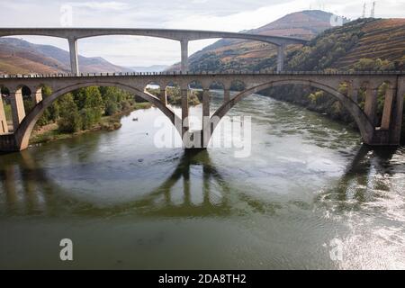 Pinhao, Portugal - Oktober 17: Blick auf die Brücke von Pinhão, die auf einer Biegung des Rio Douro liegt, ca. 25 km flussaufwärts von Peso da Régua in Portugal am Oktober Stockfoto