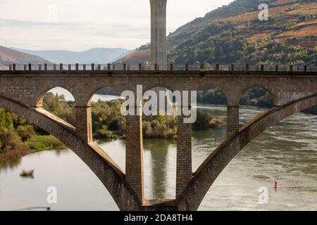 Pinhao, Portugal - Oktober 17: Blick auf die Brücke von Pinhão, die auf einer Biegung des Rio Douro liegt, ca. 25 km flussaufwärts von Peso da Régua in Portugal am Oktober Stockfoto