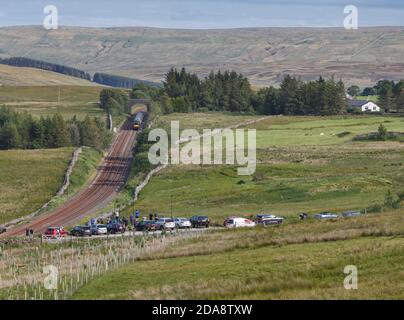 'The Staycation Express' Touristenzug am AIS Gill Gipfel vorbei Die landschaftlich reizvolle Anlage zu Carlisle Eisenbahnlinie gezogen von der Klasse 37 Lokomotive 37521 Stockfoto