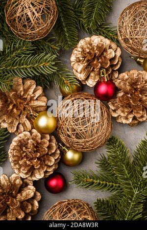 Weihnachtskomposition. Goldenes Ornament, Tannenzapfen und Tannennadeln Dekorationen. Stockfoto