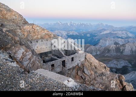 Sonnenaufgang auf der Spitze des Chaberton Berges Stockfoto