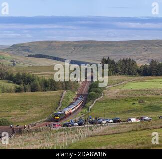 'The Staycation Express' Touristenzug am AIS Gill Gipfel vorbei Die landschaftlich reizvolle Anlage zu Carlisle Eisenbahnlinie gezogen von der Klasse 37 Lokomotive 37521 Stockfoto