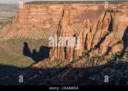 Eine Sandsteinformation, genannt das Kissing Paar mit seinem Schatten im Colorado National Monument, Colorado, USA. Stockfoto