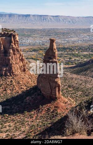 Ein Wingate Sandsteinturm, genannt Independence Monument im Monument Canyon. Colorado National Monument, Colorado, USA. Stockfoto