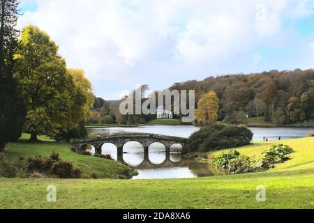 Die Paladian Bridge und der See bei Stourhead Stockfoto