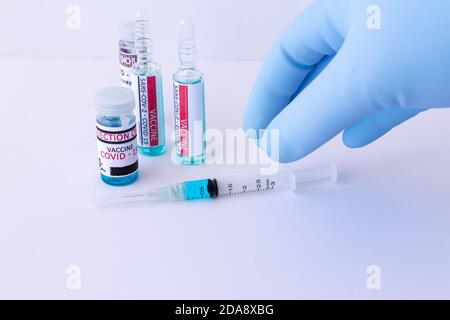 Arzt, Krankenschwester, Wissenschaftler, Forscher Hand in blauen Handschuhen hält Grippe, Masern, SARS, Coronavirus, covid-19-Impfstoff-Krankheit Vorbereitung für menschliche Klinika Stockfoto