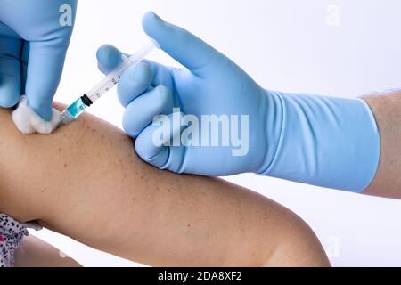 Detail der Anwendung des covid19-Impfstoffs, des Coronavirus oder eines anderen antiviralen Typs. Medizinisch, Impfkonzept. Stockfoto