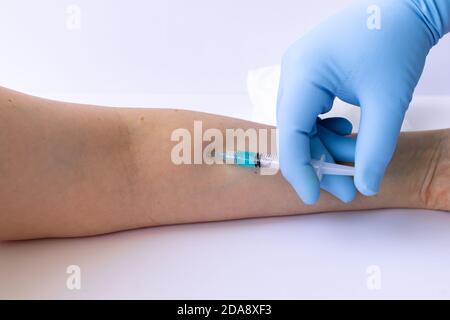 Detail der Anwendung des covid19-Impfstoffs, des Coronavirus oder eines anderen antiviralen Typs. Medizinisch, Impfkonzept. Stockfoto