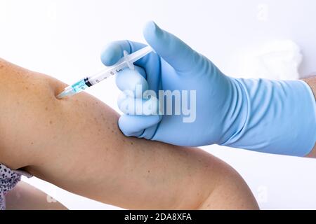 Detail der Anwendung des covid19-Impfstoffs, des Coronavirus oder eines anderen antiviralen Typs. Medizinisch, Impfkonzept. Stockfoto