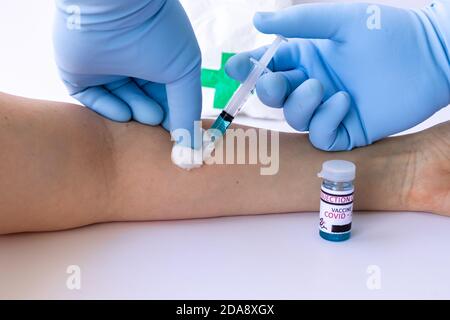 Detail der Anwendung des covid19-Impfstoffs, des Coronavirus oder eines anderen antiviralen Typs. Medizinisch, Impfkonzept. Stockfoto