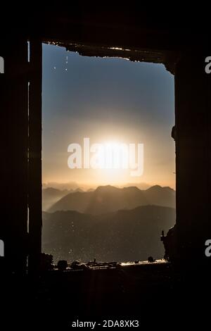 Sonnenaufgang auf der Spitze des Chaberton Berges Stockfoto