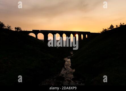 Lokomotive der Baureihe 20 20107, die das Heck der aufbringt 'Staycation Express' Touristenzug auf der Settle bis Carlisle Bahn Linie am Viadukt von Arten Gill Stockfoto