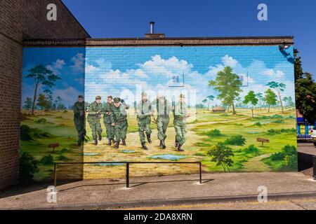 Wandgemälde an der Seite von Thetford Dad's Army Museum (die TV-Show der 1970er Jahre wurde in der Stadt gedreht), Thetford, Norfolk, Großbritannien. Stockfoto