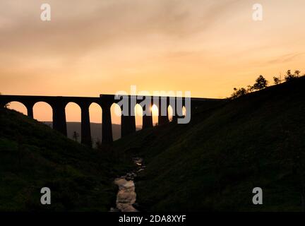 Lokomotive der Baureihe 20 20107, die das Heck der aufbringt 'Staycation Express' Touristenzug auf der Settle bis Carlisle Bahn Linie am Viadukt von Arten Gill Stockfoto