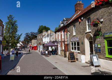 Allgemeine Ansicht des King Street Einkaufsviertels (während der Covid-19 Pandemie) in Thetford, Norfolk, Großbritannien. Stockfoto