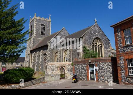 St Peters Church, Whitehart Street, von außerhalb der Stadtverwaltung von Thetford, Thetford, Norfolk, Großbritannien. Stockfoto