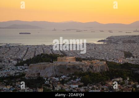 Die antike Akropolis und Parthenon vom Lycabettus-Hügel im Zentrum Athens gesehen - Foto: Geopix Stockfoto