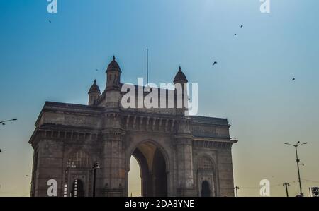 Schönes Tor von Indien in der Nähe von Taj Palace Hotel auf der Mumbai Hafen mit vielen Stegen am Arabischen Meer in der Nähe von Chhatrapati Shivaji Denkmal Stockfoto