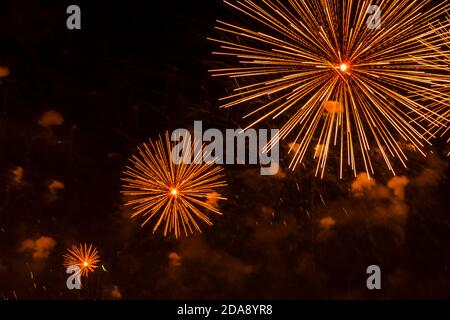 Feuerwerk platzt, Blick aus dem niedrigen Winkel des bunten Feuerwerk explodiert in dunklen Himmel Stockfoto