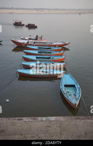 Varanasi, Indien, Januar 2008. Eine Gruppe von Ruderbooten auf dem Ganges River. Stockfoto