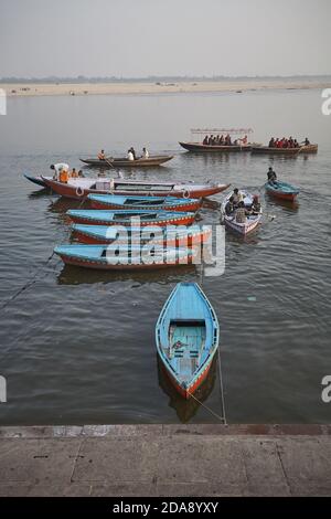 Varanasi, Indien, Januar 2008. Eine Gruppe von Ruderbooten auf dem Ganges River. Stockfoto