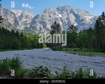 Ausgetrockneter Gebirgsfluss im Toten Gebirge Stockfoto