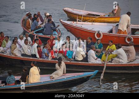 Varanasi, Indien, Januar 2008. Eine Gruppe Ruderboote voller Pilger überquert den Ganges. Stockfoto