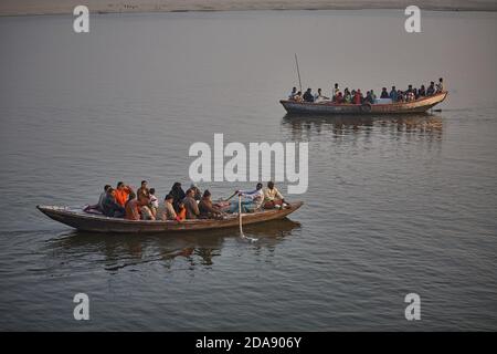 Varanasi, Indien, Januar 2008. Eine Gruppe von Ruderbooten auf dem Ganges River. Stockfoto