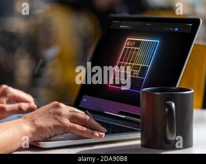 Antalya / Türkei - 10. November 2020: Computerbildschirm zeigt Einführung des neuen Prozessors M1, der in Apple Macbook Pro und Macbook Ai eingesetzt wird Stockfoto