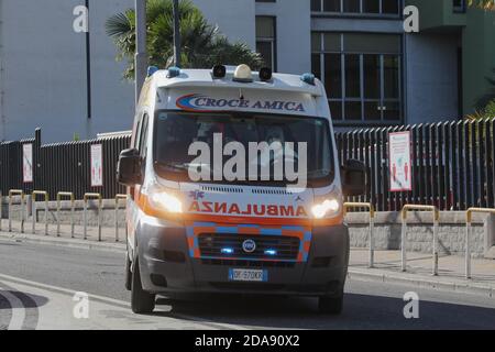 Neapel, Italien. November 2020. Ein Krankenwagen verlässt die Notaufnahme des Krankenhauses Antonio Cardarelli in Neapel, die in den letzten Tagen von Krankenwagen mit Covid-Patienten gestürmt wurde. In der letzten Woche war das Krankenhaus im Zentrum einer Kontroverse über die Sättigung der Covid-Reanimationsstation. Kredit: Unabhängige Fotoagentur/Alamy Live Nachrichten Stockfoto