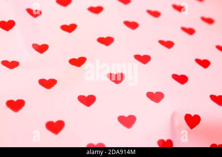 Hintergrund für Valentinstag oder alle Liebenden Tag, rote kleine Herzen auf weißem Hintergrund Stockfoto