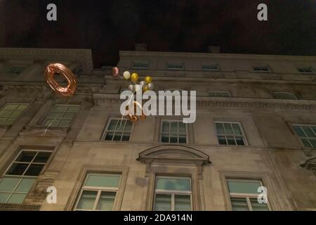 Goldene Zahl 30 dreißig aus aufblasbaren Luftballons fliegen weg In der Luft Stockfoto