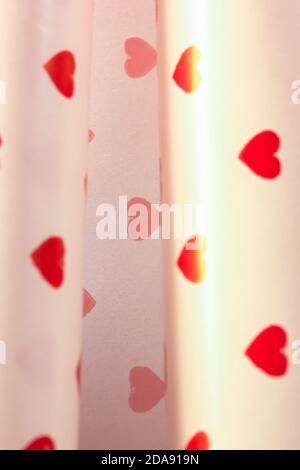 Hintergrund für Valentinstag oder alle Liebenden Tag, rote kleine Herzen auf weißem Hintergrund Stockfoto