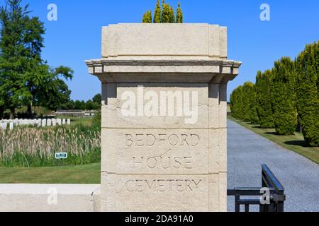 Der Haupteingang des Bedford House Cemetery (erster und zweiter Weltkrieg), entworfen von Wilfred Clement von Berg in Zillebeke (Ypern), Belgien Stockfoto