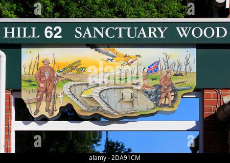 Schild vor dem Sanctuary Wood Museum Hill 62 in Zillebeke (Ypern), Belgien Stockfoto