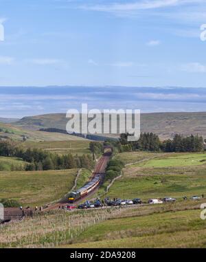 'The Staycation Express' Touristenzug am AIS Gill Gipfel vorbei Die landschaftlich reizvolle Anlage zu Carlisle Eisenbahnlinie gezogen von der Klasse 37 Lokomotive 37521 Stockfoto