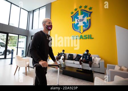 Rio de Janeiro, Brasilien. 10. November 2020; Granja Comary, Teresopolis, Rio de Janeiro, Brasilien; Qatar 2022 Qualifiers; Douglas Luiz von Brasilien kommt bei Granja Comary Credit: Action Plus Sports Images/Alamy Live News Stockfoto