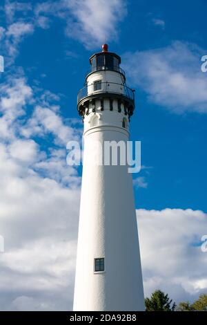 Der Wind Point Leuchtturm mit blauem Himmel und Wolken im Hintergrund. Racine, Wisconsin, USA Stockfoto