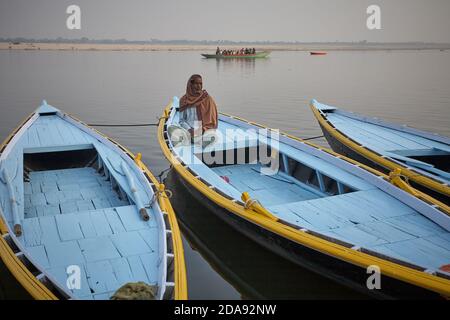 Varanasi, Indien, Januar 2008. Ein Mann, der in einem Boot auf dem Ganges sitzt. Stockfoto
