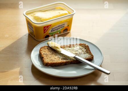 Margarine, zum Kochen, Braten, Backen, als Aufstrich, aus Sonnenblumenöl hergestellt, Butter oder Schmalz ersetzen, Stockfoto