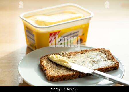 Margarine, zum Kochen, Braten, Backen, als Aufstrich, aus Sonnenblumenöl hergestellt, Butter oder Schmalz ersetzen, Stockfoto